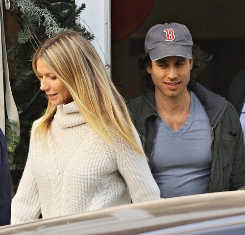 Gwyneth Paltrow Demands An Open Marriage With Brad Falchuk?