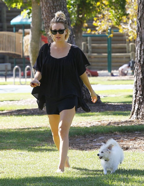 Kaley Cuoco Takes Her Dog To The Park | Celeb Dirty Laundry