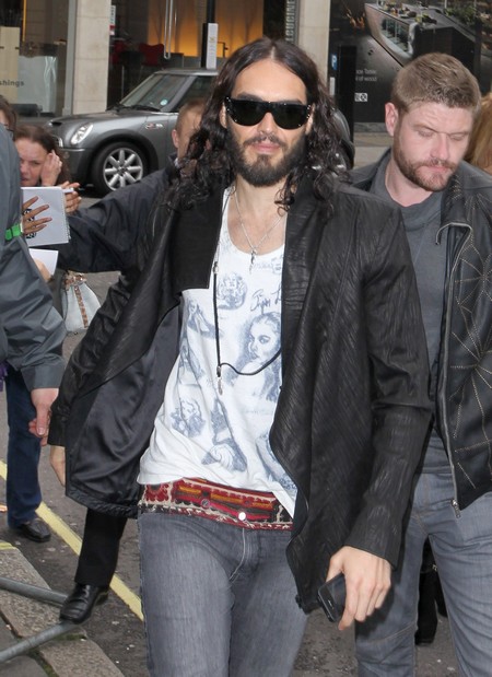 Russell Brand Wants To Kiss Justin Bieber