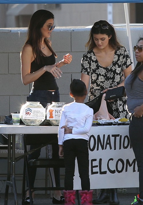 Kim Kardashian & Family Sell Items at Charity Yard Sale!: Photo 2990044, Bruce Jenner, Kendall Jenner, Khloe Kardashian, Kim Kardashian, Kourtney  Kardashian, Kris Jenner, Kylie Jenner Photos