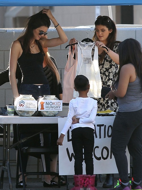 Kim Kardashian & Family Sell Items at Charity Yard Sale!: Photo