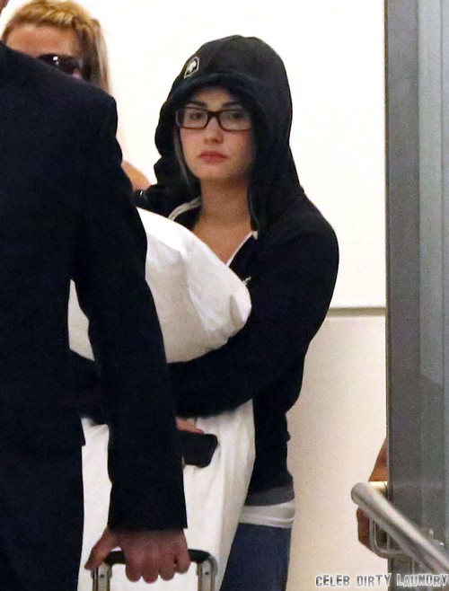 Demi Lovato Arriving at LAX April 28, 2011 – Star Style