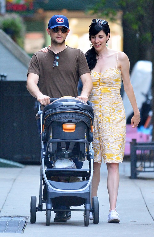 Exclusive... Joseph Gordon-Levitt And Wife Take A Stroll With Their ...