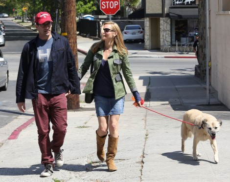 Jon Hamm And Jennifer Westfeldt Take His Junk And Their Dog For A Walk (Photos) 0402