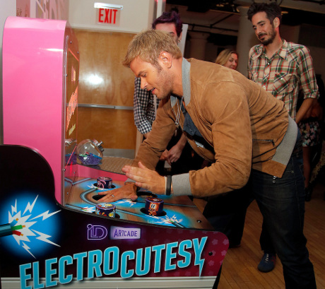 Twilight Star Kellan Lutz Hosts Debut Event for iD Gum -- New Gum For Teens from Stride Gum! (Photos)