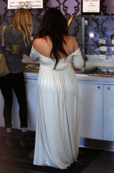 Kim Kardashian's Boobs And High Calorie Diet On Display On Ice Cream Run (Photos) 0404