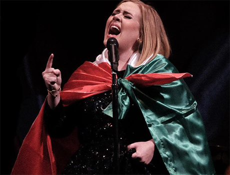 Adele Secretly Marries Simon Konecki: Spotted With Gold Ring On Her Wedding Finger?