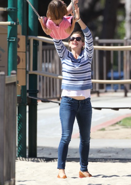 Jennifer Garner Pregnancy Confirmed? Couple Spotted At Medical Center (PHOTOS) 0717