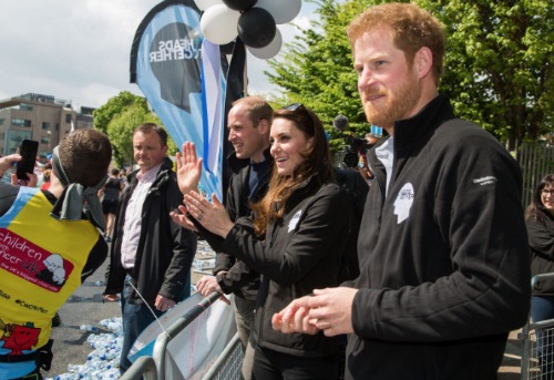 Kate Middleton Amused: London Marathoners Squirt Prince William With Water