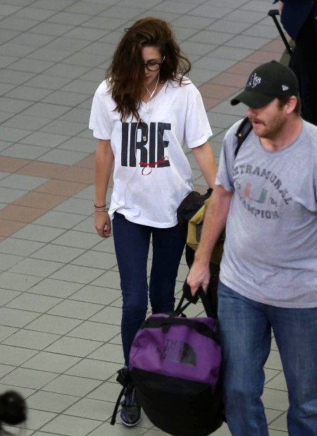 Kristen Stewart Wears Robert Pattinson's Shirt Again! What Is She Trying To Say? (Photos) 0906