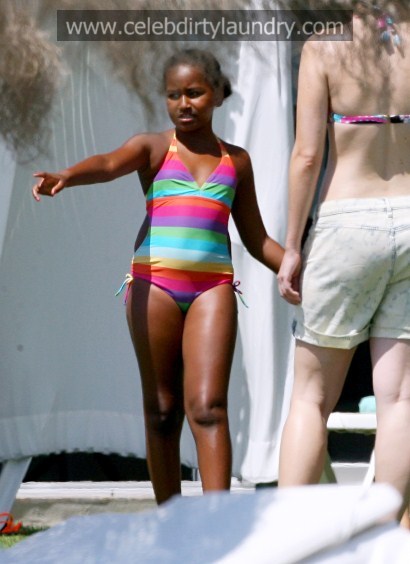 Obama S Daughter Sasha Plays At The Beach In Spain [photos