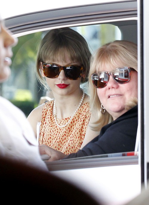 Taylor Swift’s Mom Andrea Cancer Free: Now T-Swift Can Focus On Calvin Harris Troubled Relationship