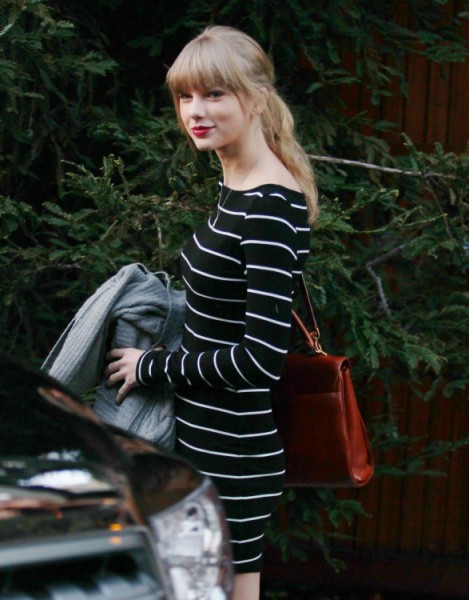 Taylor Swift Flies To London To Win Harry Styles Back, Desperate Or Cute? 0122